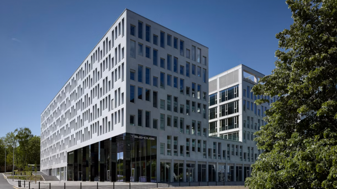 Realitní divize skupiny PPF rozšiřuje portfolio v těsném sousedství své centrály. Dohodla se na koupi kancelářské budovy Telehouse v pražských Dejvicích, která nabízí přes 21 tisíc metrů čtverečních pronajímatelných ploch