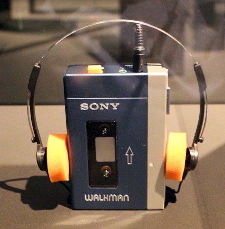 První model walkmanu představila společnost Sony 1. července 1979.