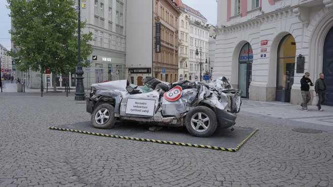 V ulicích Prahy jsou instalované varovné autovraky