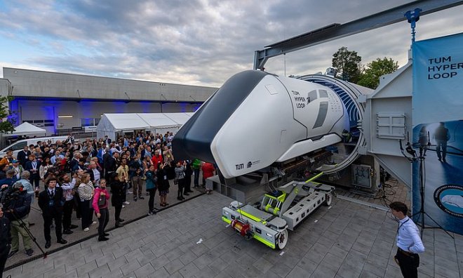 Projekt Technické univerzity Mnichov a jejího superrychlého dopravního prostředku TUM Hyperloop na autosalonu v Mnichově v září 2023.
