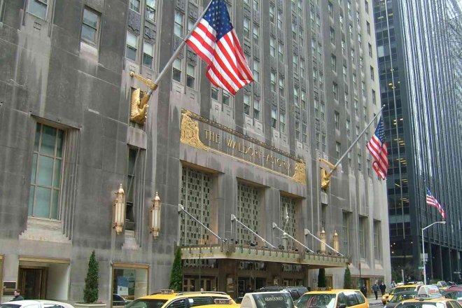 Rekonstrukce ikonického hotelu Waldorf Astoria v New Yorku za pět až šest miliard dolarů ale zatím naráží na realitu trhu. Prodalo se jen minimum bytů.