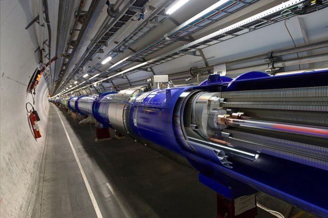 Tunel urychlovače LHC, v němž se urychlují subatomární částice téměř na rychlost světla, aby se pak mohly srazit.