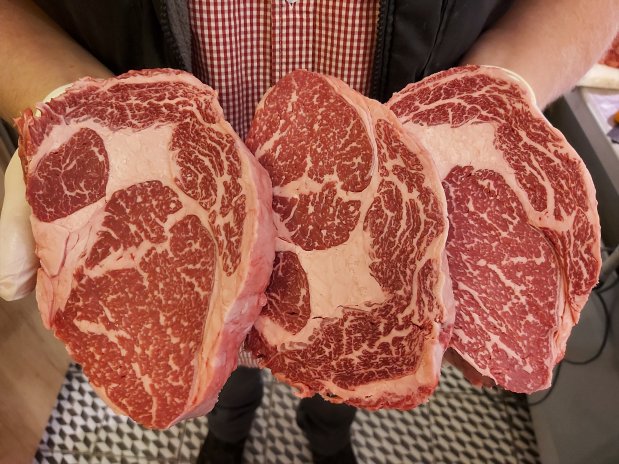 Extrémně jemné, extrémně tučné, extrémně drahé. Gurmánská Praha propadla wagyu
