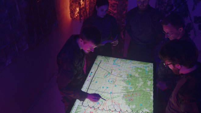 Wargaming Table od VR Group je platforma velkoplošného dotykového stolu, která čerpá z výhod digitálních platforem i z jednoduchosti klasických deskových her