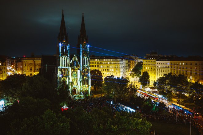 Tip na víkend: Praha září světlem. Signal Festival poprvé promítá 3D obraz na vodní stěnu