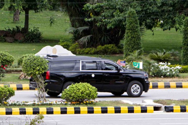 Kolona, o které se předpokládá, že veze amerického viceprezidenta J. D. Vance na mírová jednání mezi USA a Íránem v Islámábádu dne 11. dubna 2026.