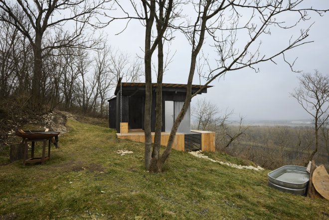Veritas jsou dva malé dřevěné objekty – chata a sauna, se společnou terasou na pozemku ukrytém mezi vinicemi na dohled od českého středohoří.