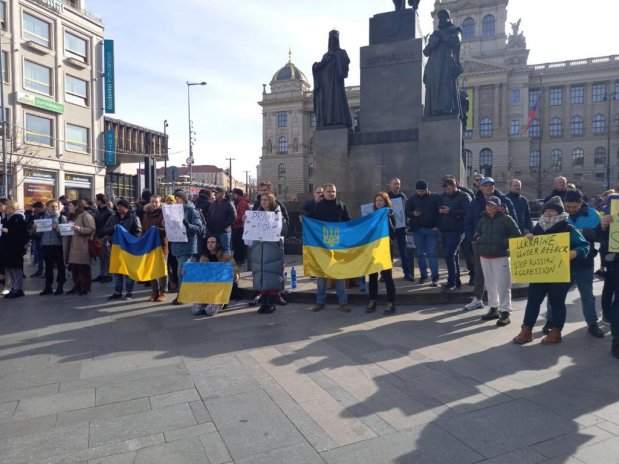Na Václavském náměstí se sešly desítky stoupenců Ukrajiny.