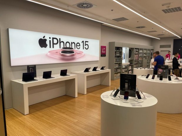 22. září 2023 začal v Česku prodej nejnovějšího modelu iPhonů s číslem 15.