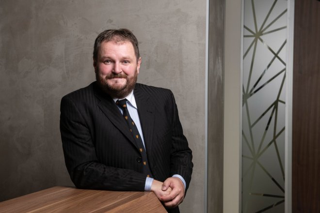 Na Česko má konflikt v Íránu malý vliv, říká ekonom Bartoň