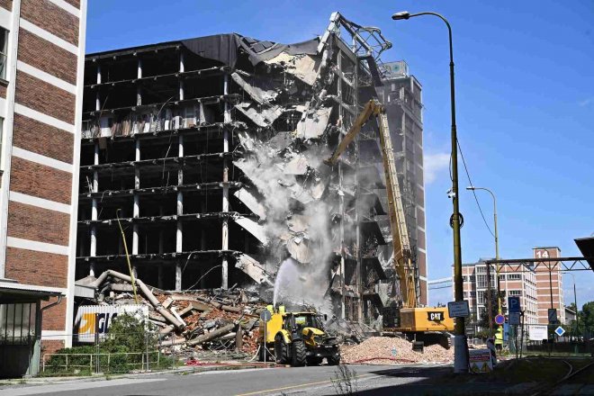 Ve Zlíně začala v pátek 7. srpna demolice tovární baťovské budovy zničené požárem.