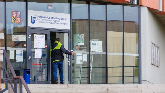 Český trh práce chladne. Firmy ztrácejí zájem o vánoční brigádníky