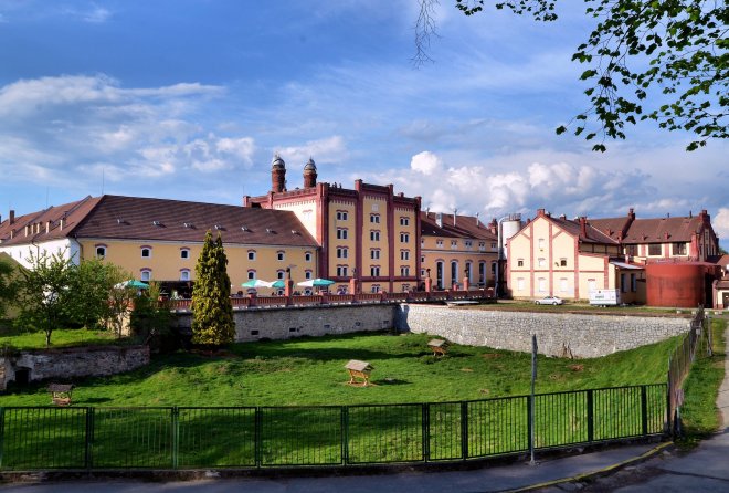 Pivovar Bohemia Regent pokračuje v obnově svého historického areálu v Třeboni. Vedle rekonstrukce budov se chce více zaměřit také na cestovní ruch. V současnosti nabízí hostům 11 apartmánů, jejich počet ale plánuje rozšířit.