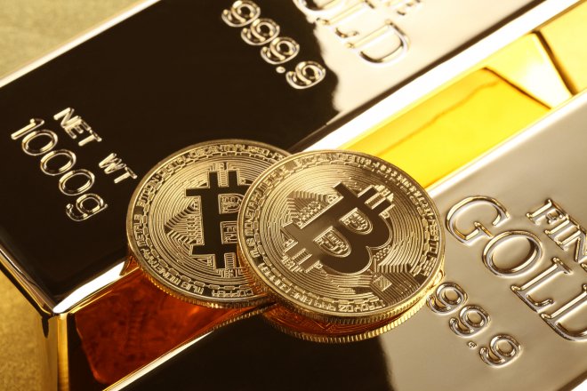 Zlato a bitcoin, ilustrační foto