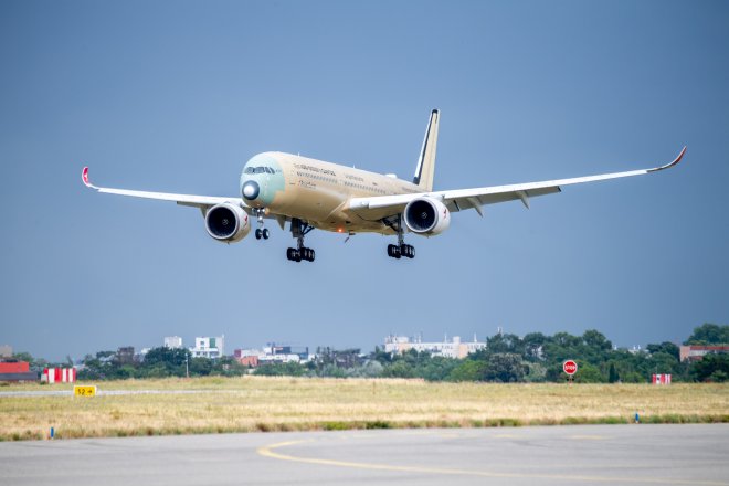 První zkušební let stroje Airbus A350-1000ULR nad francouzským Toulouse.