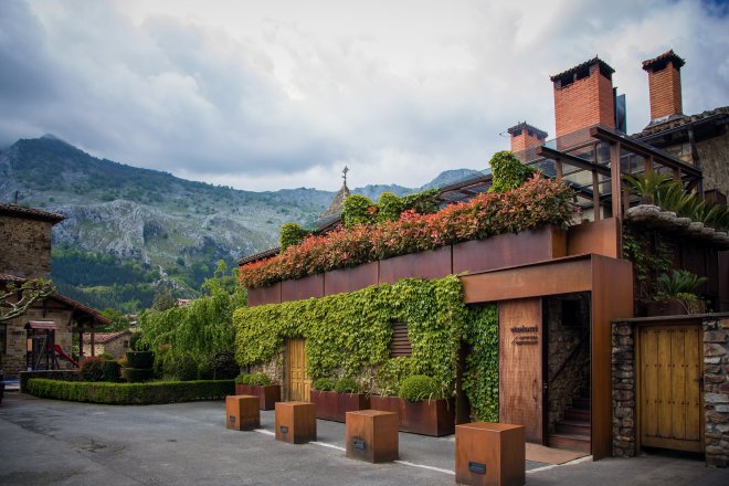 Asador Etxebarri – Axpe, Španělsko: Grilování povýšené na umění. Skrytý na baskickém venkově patří Etxebarri k nejlepším restauracím světa (v současnosti 2. v seznamu World’s 50 Best). Servíruje příběh ohně, dřeva a dokonalé jednoduchosti na každém talíři.