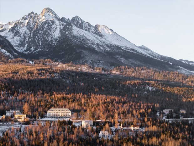 Apartmánový dům Lebenski stojí osamoceně na okraji horského lesního pásma, za kterým se majestátně tyčí štíty Vysokých Tater.