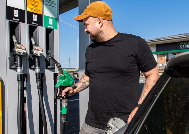 Rusko a kartel OPEC jdou proti americké ropě. To zlevňuje benzín i Čechům