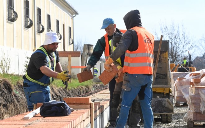 Česku chybí stavební dělníci a řidiči kamionů. A kupodivu, učitelé