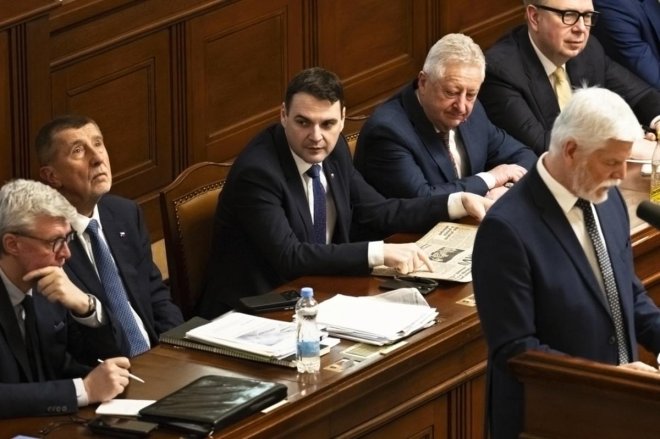 Prezident Petr Pavel (vpravo) hovoří na úvod řádné schůze Poslanecké sněmovny, 3. března 2026, Praha. Zleva ministr průmyslu a obchod Karel Havlíček (ANO), premiér Andrej Babiš (ANO) a ministr zahraničních věcí Petr Macinka (Motoristé).