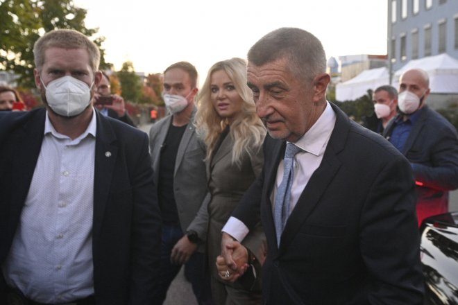 Andrej Babiš s manželkou Monikou přichází do štábu ANO