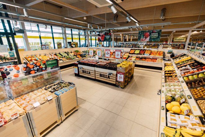 Nově otevřená dřevostavba řetězce Billa v Senohrabech
