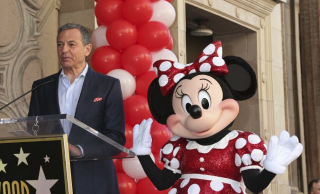 Konec legrace. Walt Disney zruší tisíce pracovních míst, firma chystá obří změny. Na snímku šéf firmy Bob Iger a tradiční maskot zábavního kolosu.