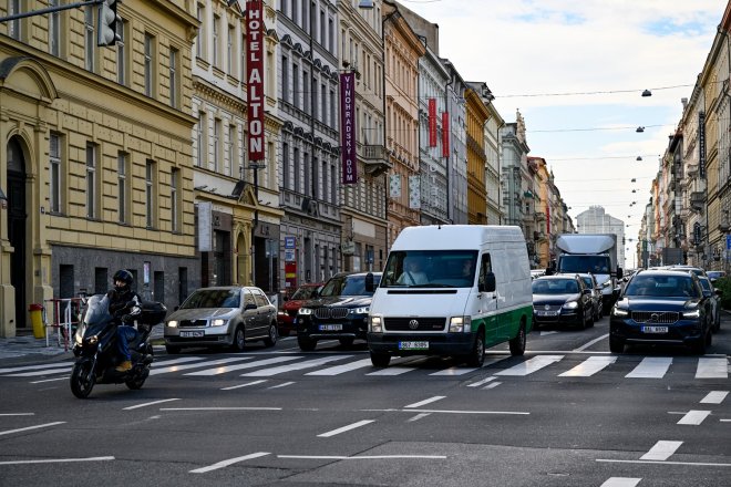Průzkum: Téměř polovina Pražanů se na silnicích ve městě necítí bezpečně