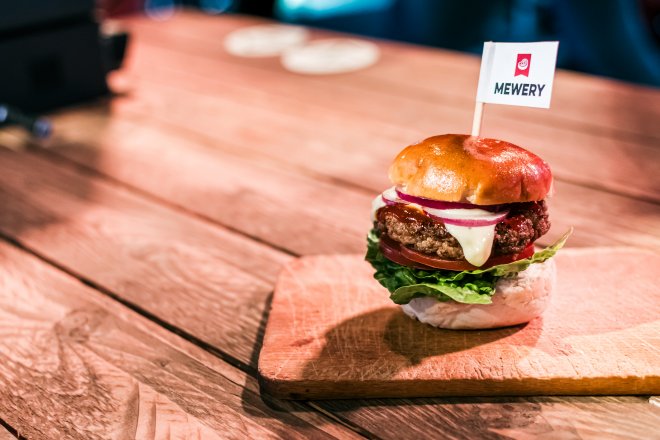 Češi dali světu první vepřový burger, kvůli kterému nezemřelo jediné prase