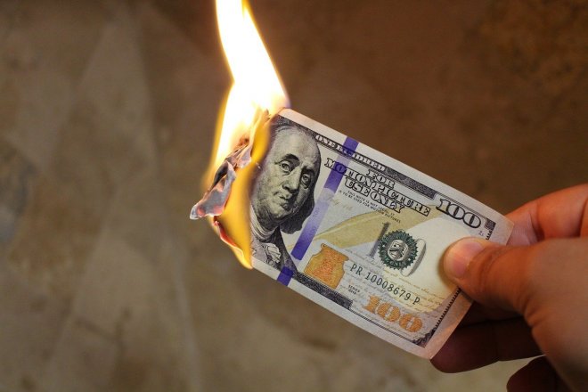 Hořící peníze, ilustrační foto