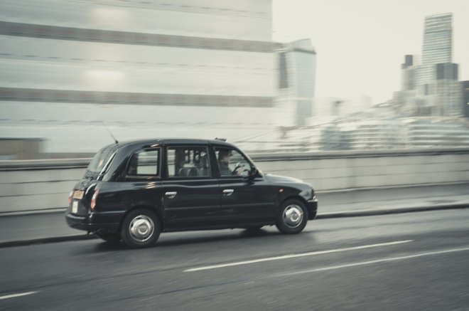 Neustoupíme, prohlásil britský ministr. Británie trvá na zákazu prodeje aut se spalovacím motorem.