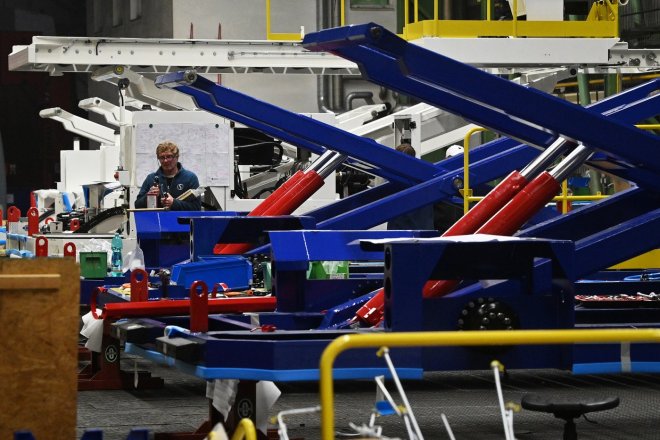 Český průmysl roste už rok v řadě, stavebnictví po dlouhé době oslabilo