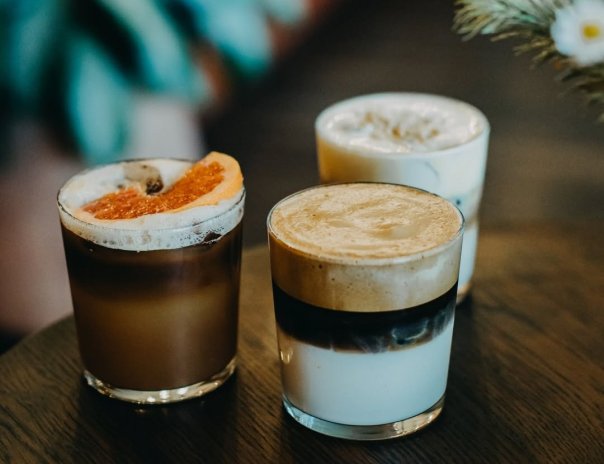 Dusíková káva, fialové latte i obláčková matcha. 6 trendů, které musíte v Praze ochutnat