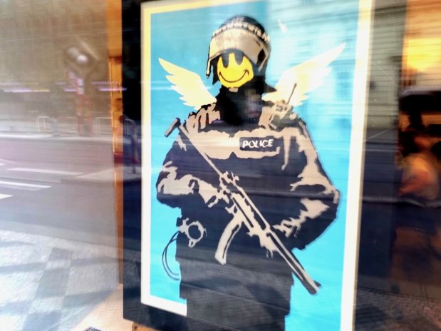 Banksyho obraz Flying cooper ve výloze Galerie Kodl