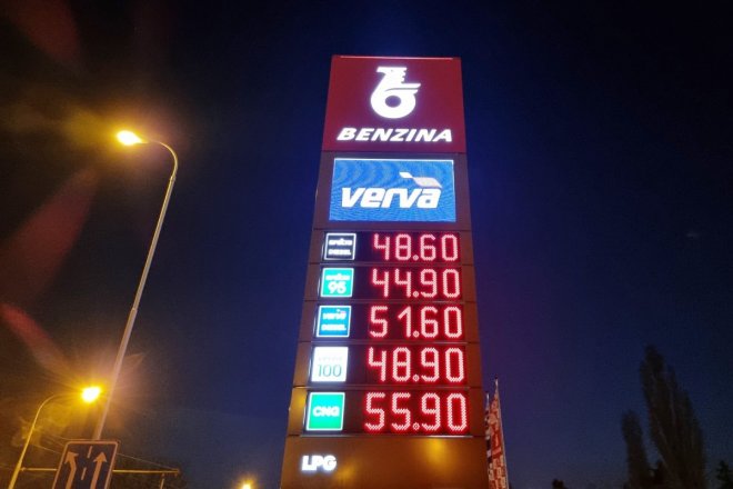 Ceny pohonných hmot na benzinové stanici v Českuv březnu 2022