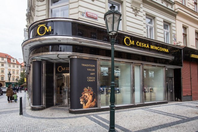 Květnový vítěz soutěže Visa Czech Top Shop ukazuje veřejnosti umění ražby mincí