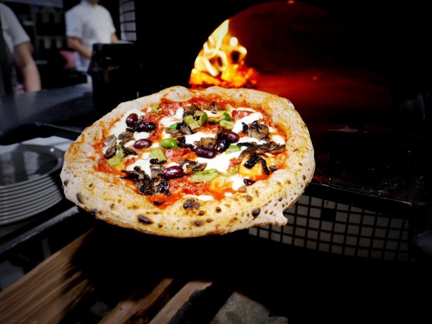 Pizza má certifikát společnosti Associazione Verace Pizza Napoletana.