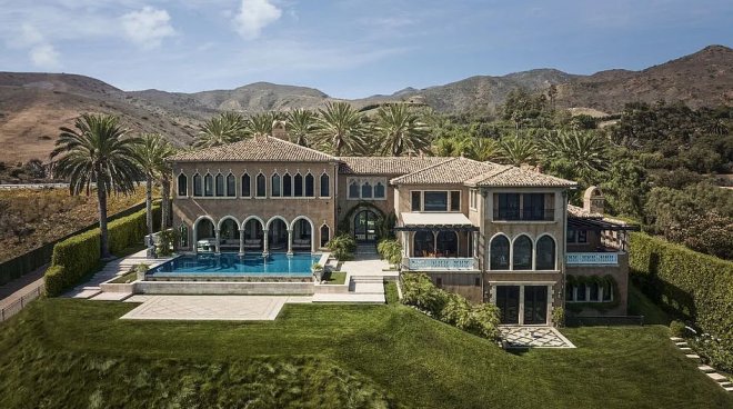 Cher prodává neorenesanční sídlo na Malibu. I přes slevu vyjde na půldruhé miliardy.