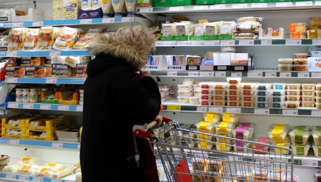 Lidé v létě omezili nákupy