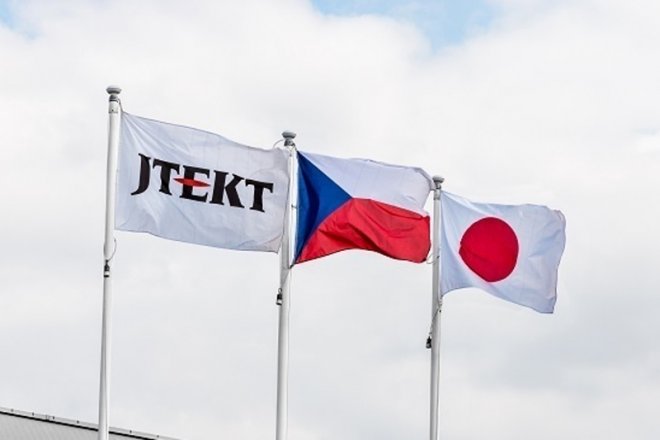 Plzeňský závod společnosti JTEKT Czech Republic, který vyrábí součástky pro světové automobilky, propustí zhruba 300 lidí, což je skoro polovina všech zaměstnanců.