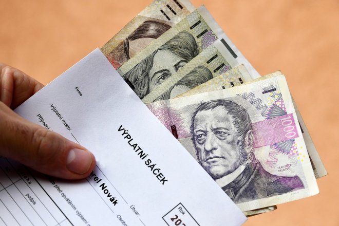 Růst mezd v Česku překvapil i experty. Příští rok už ale zpomalí