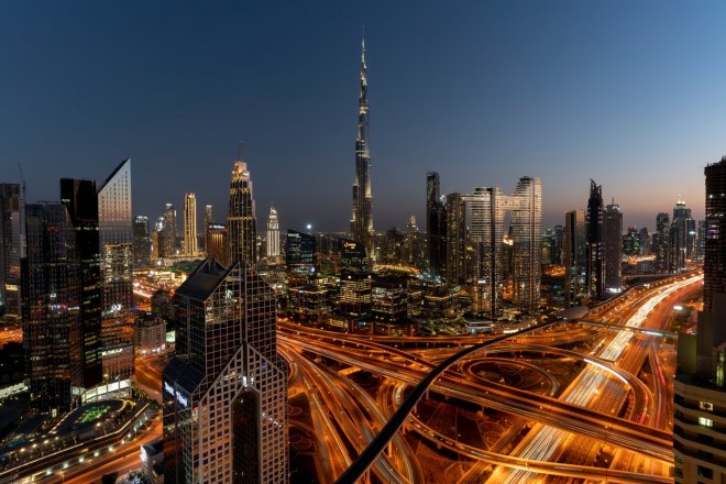 Večerní pohled na Dubaj a její nejznámější ikonu Burdž Chalífa