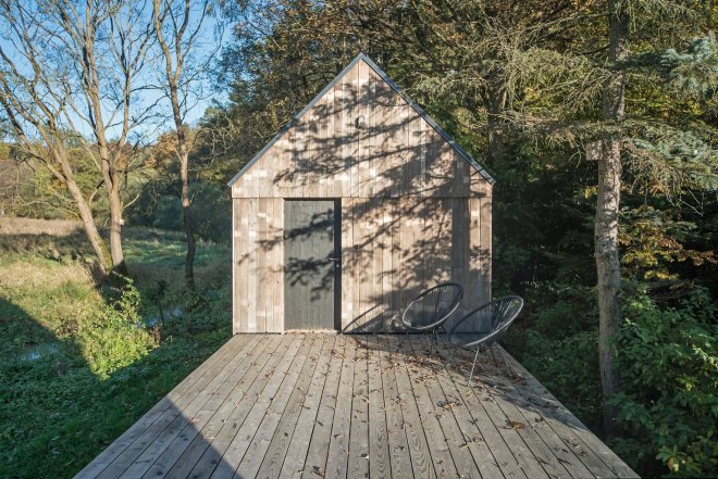 Dřevěný ateliér si pro sebe postavil architekt Jan Tyrpekl.