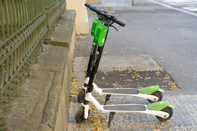 Pařížanům došla trpělivost s bezohlednými koloběžkáři. Půjčovny dostaly zákaz .