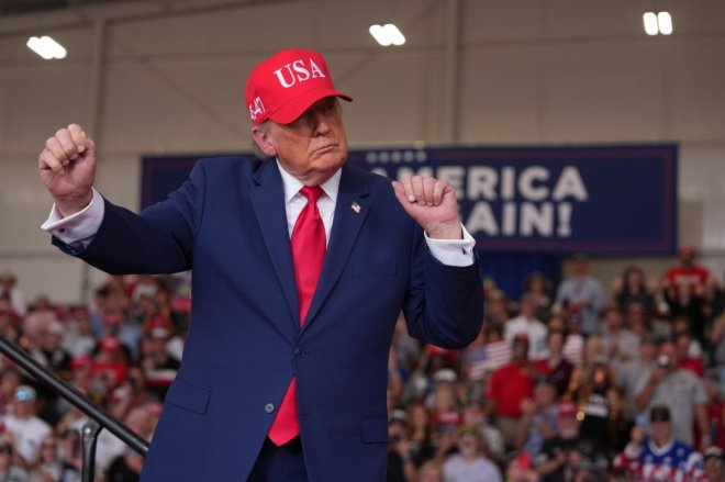 Donald Trump tančí na volebním shromáždění na letišti Dalton Municipal v pátek 16. října 2026 v Daltonu v Georgii