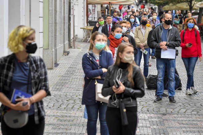 fronta před odběrovým centrem na covid