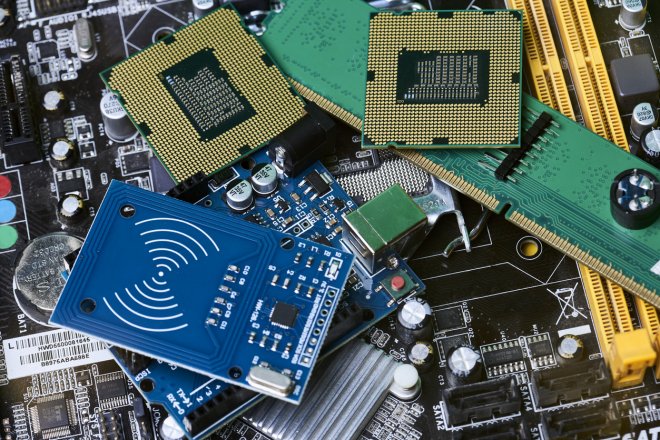 Německá společnost Infineon dostala povolení postavit v Drážďanech za pět miliard eur (118,4 miliard korun) závod na výrobu čipů.