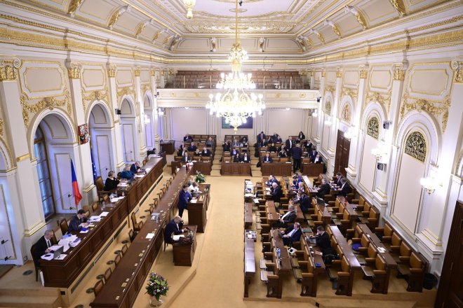 Do Sněmovny zamíří sedm politických uskupení, uvádí průzkumy