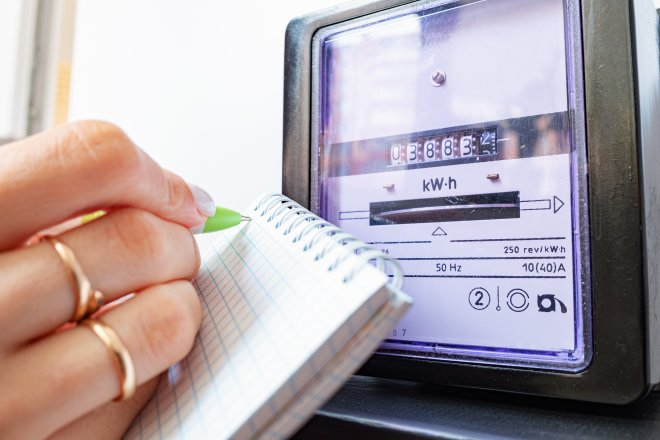 Češi přeplácejí za elektřinu. Není to vyhozených jen pár korun, ročně jsou to tisíce