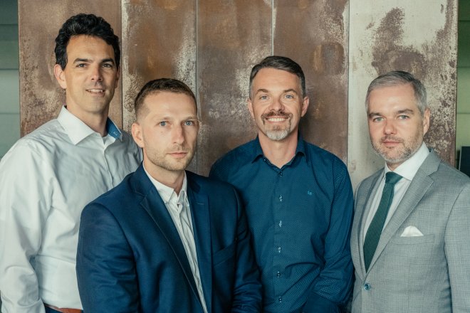 Zleva: Jiří Přibyl, ředitel KB SmartSolutions; David Musil, spoluzakladatel společnosti Upvest; Patrik Nový, ředitel KB SmartSolutions; Petr Volný, spoluzakladatel společnosti Upvest